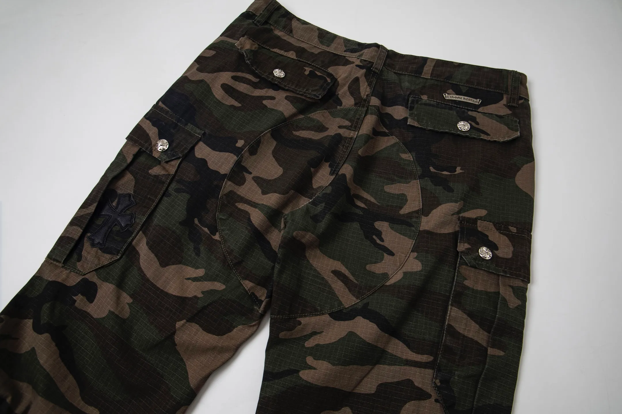 P260 Chrome hearts CH Chrome hearts new silver camouflage three-dimensional pocket overalls Chrome hearts is a top brand in the fashion world, and these pants are one of the best. It uses the classic Levi's jeans bottom panel, which has been carefully disassembled and spliced. The washed effect is natural, showing a unique retro charm. The pants are based on camouflage and are paired with cross patches, which have a great visual impact. These patches are exquisitely crafted and have a luxurious feel. The hardware accessories are ultra-exquisite. The placket buckle is made of silver, hand-polished and painted with distressing liquid. The main buckle has a three-dimensional cross flower shape. The six-pointed star screws and hand-cut leather washers on the back are full of details, which are both beautiful and durable. Style number: 1731# Color: Camouflage Size: 28 30 32 34 36
